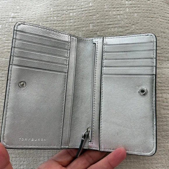 Tory Burch Fleming Medium Metallic Slim Wallet Silver Quilted Leather Wallet - Picture 15 of 17